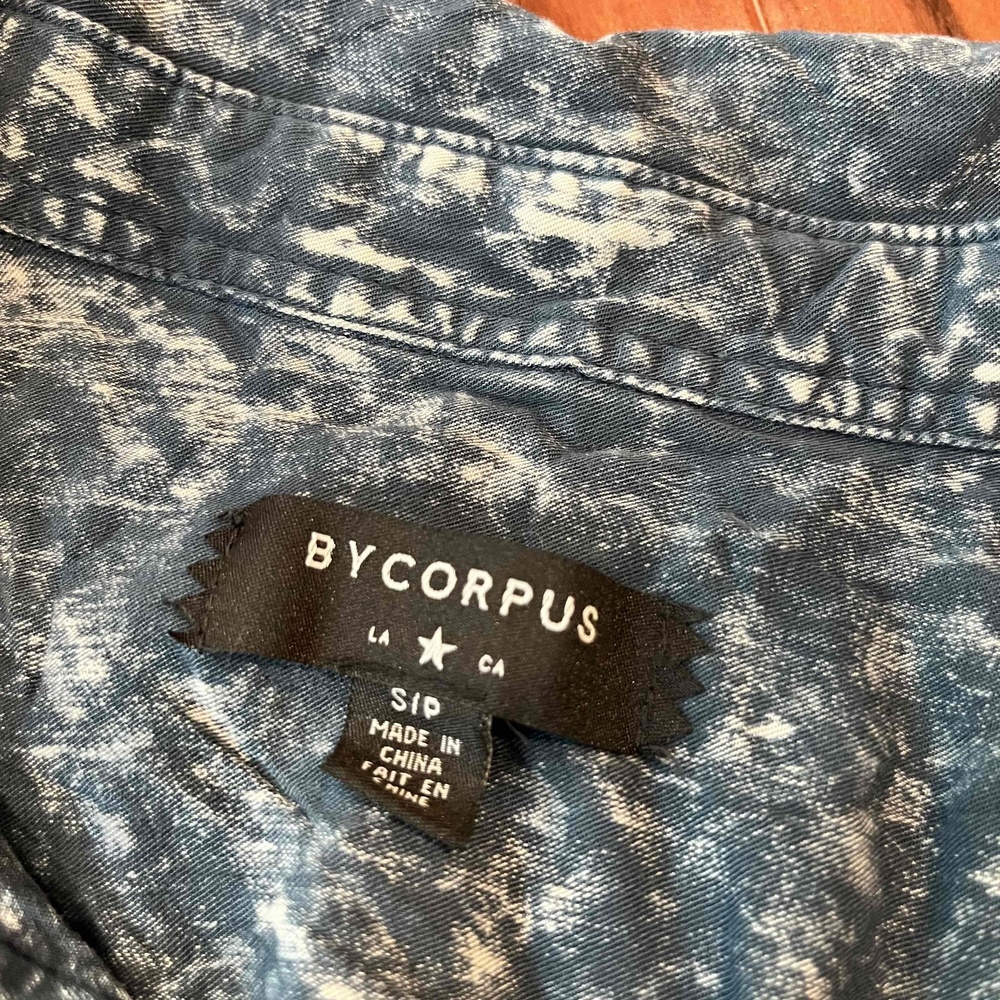 BYCORPUS Blue Shirt Tie Dye Marled Pattern Long Sleeve Collar Button Down Sz S - Picture 2 of 7
